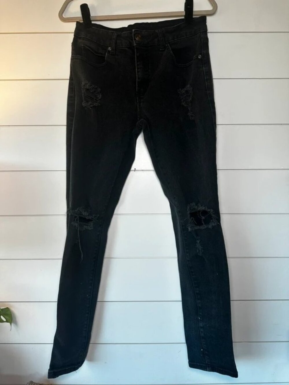 Distressed Black Skinny Jeans with Ripped Knee Details — Men’s W32
